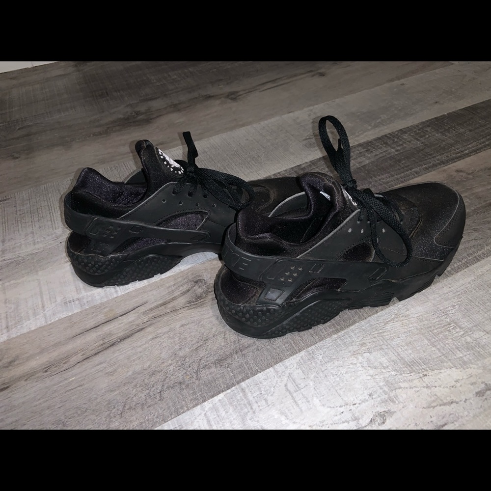 Black Nike Huaraches